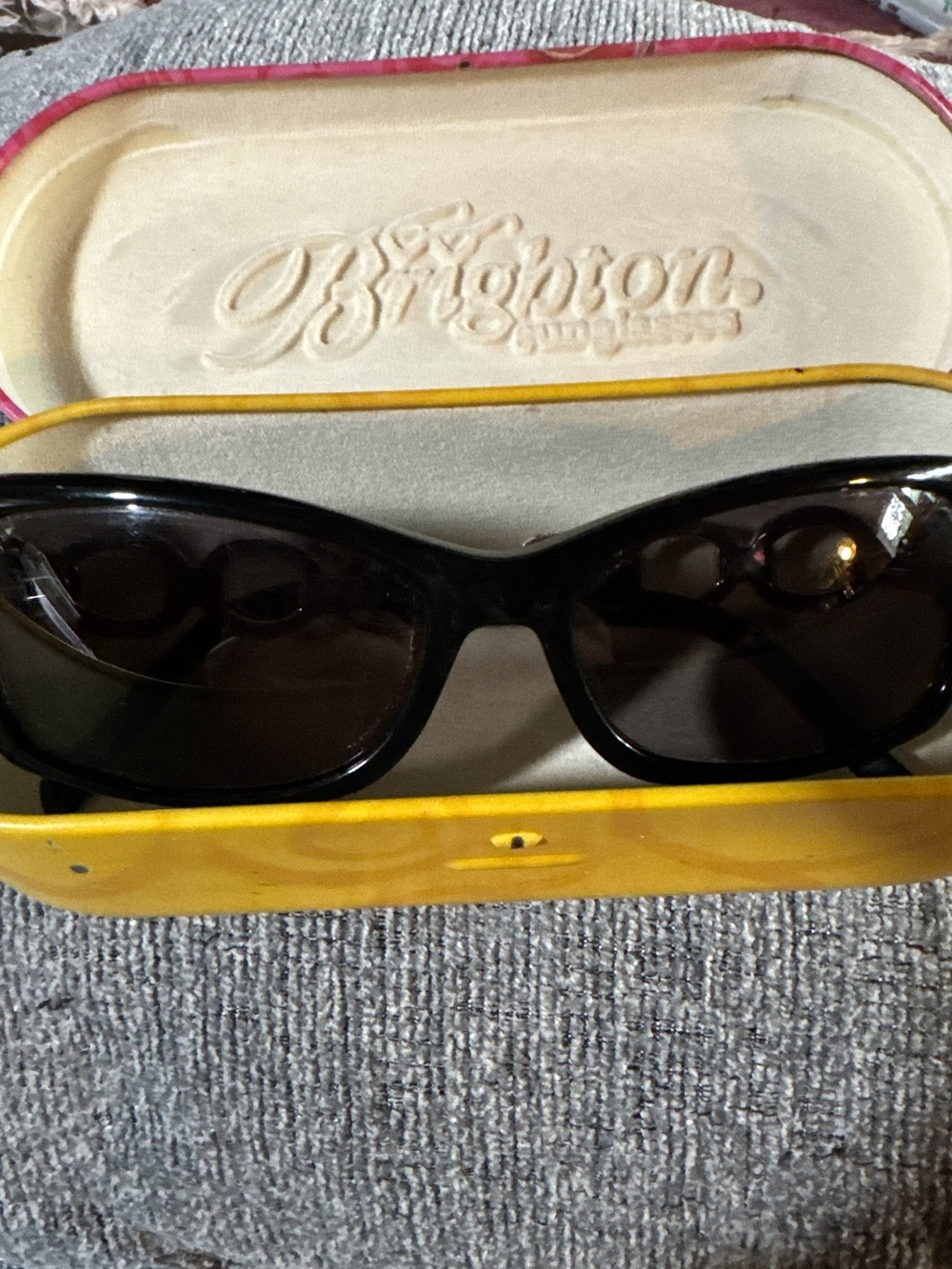 Vintage Retired Brighton “Metropolitan Link”Black Sunglasses w/Dark Lenses & Tin